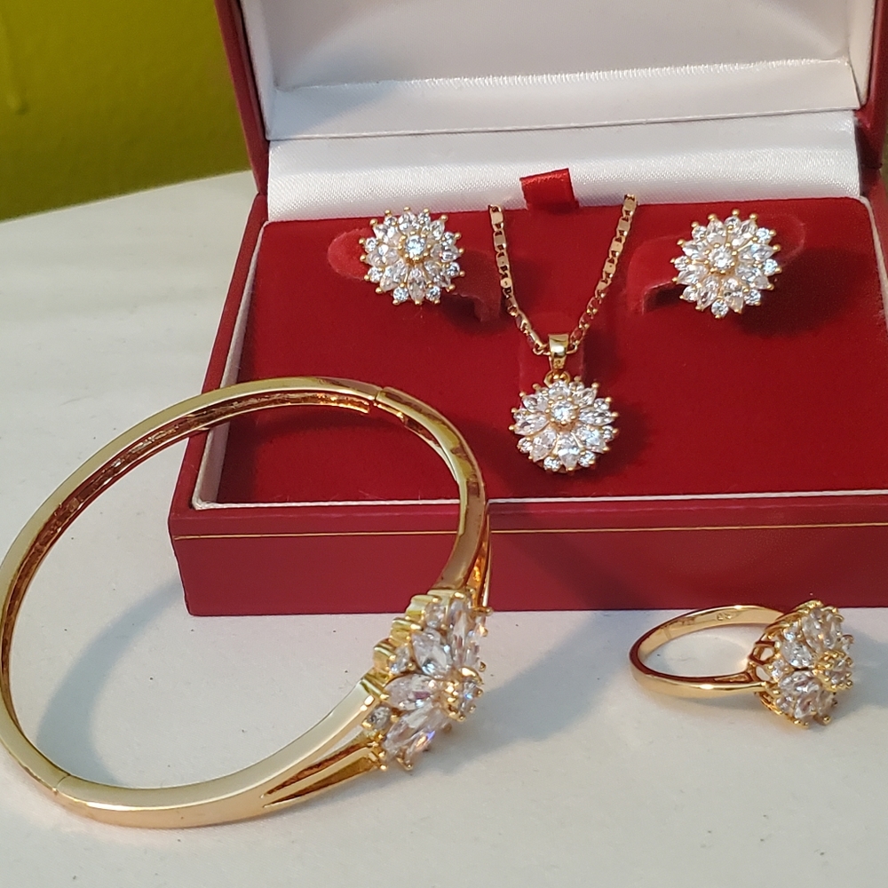 Set of 4 Gold fashion jewelry with stones